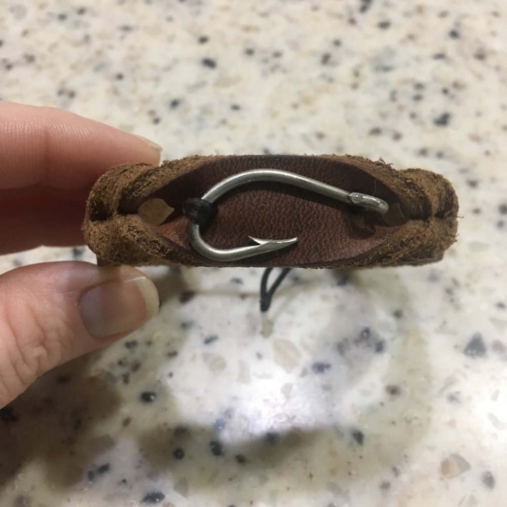 Leather fish hook bracelet - Picture 5 of 7